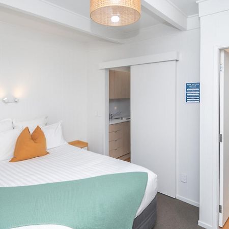 Whispering Sands Beachfront Motel Гизбърн Екстериор снимка