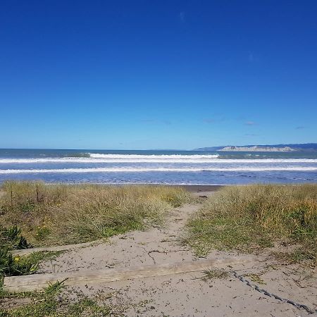 Whispering Sands Beachfront Motel Гизбърн Екстериор снимка