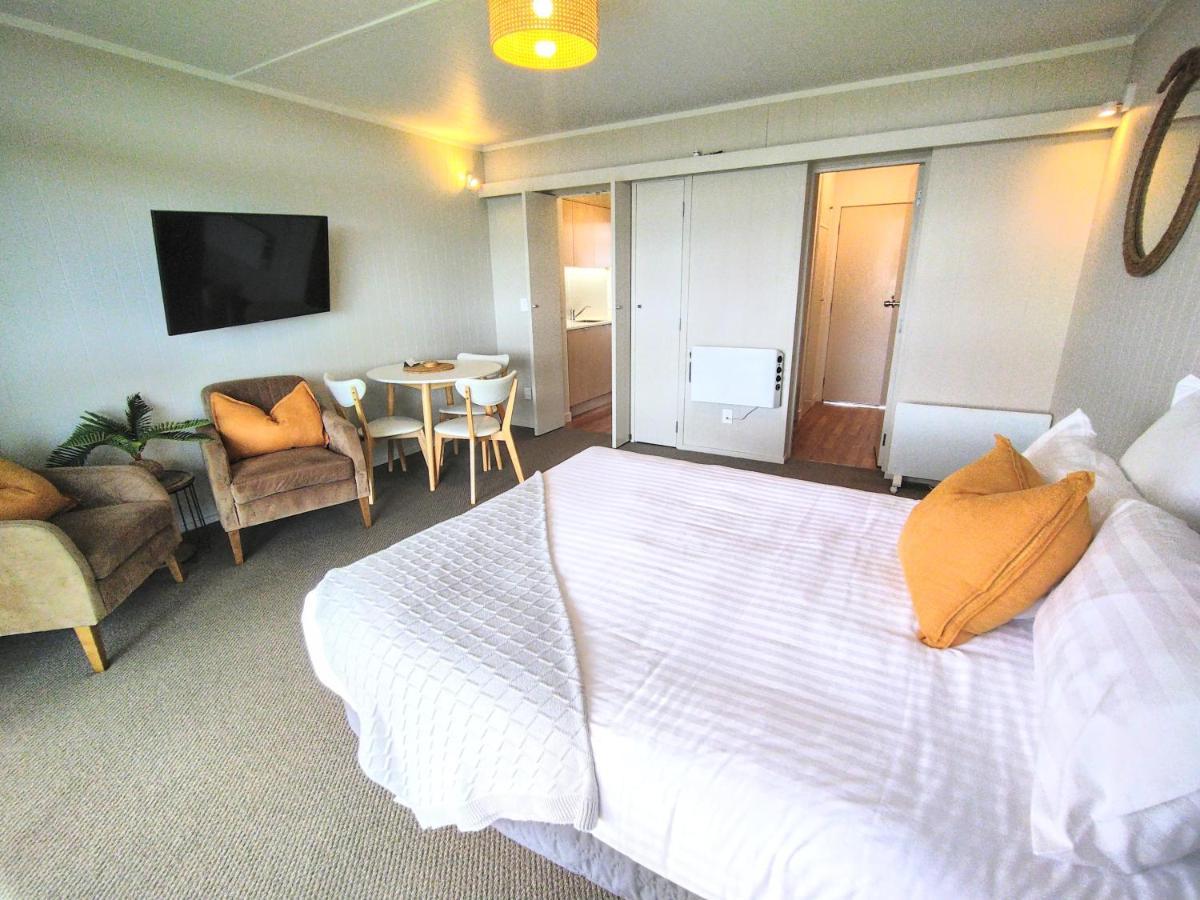 Whispering Sands Beachfront Motel Гизбърн Екстериор снимка