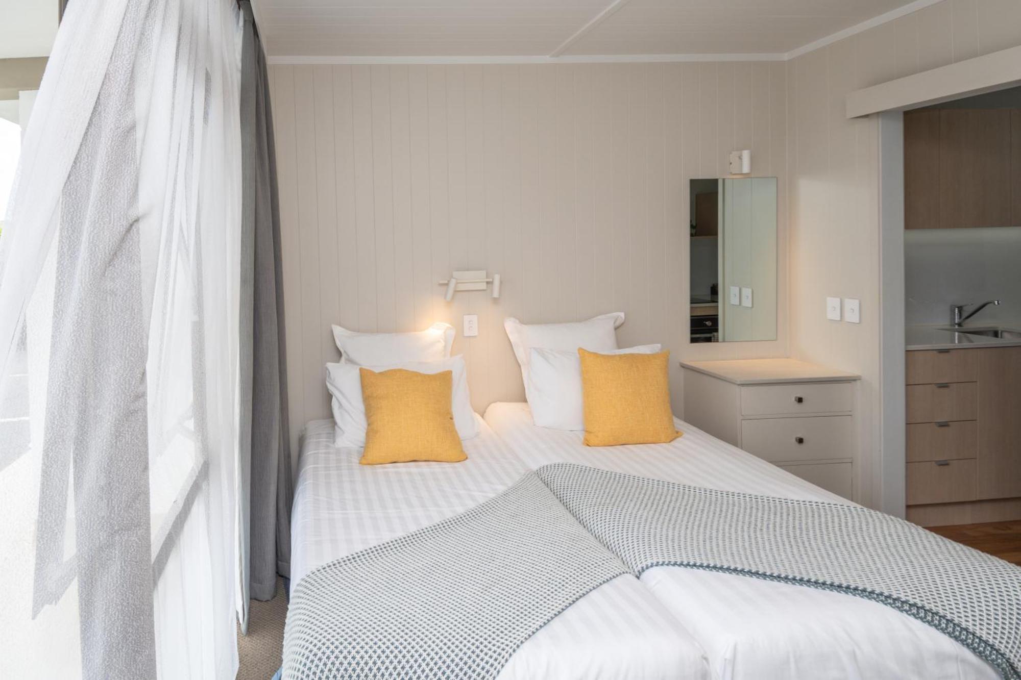 Whispering Sands Beachfront Motel Гизбърн Екстериор снимка