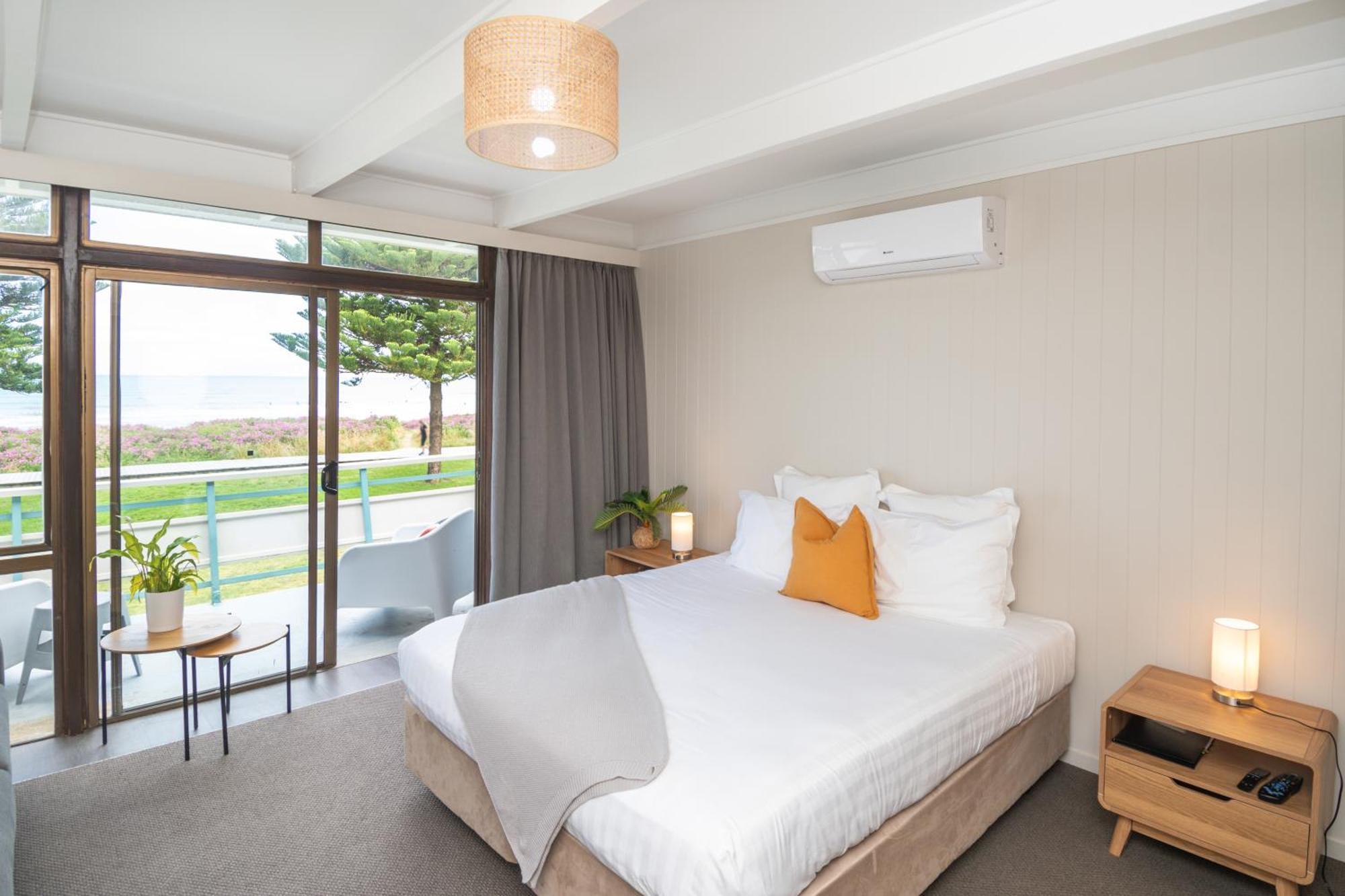 Whispering Sands Beachfront Motel Гизбърн Екстериор снимка