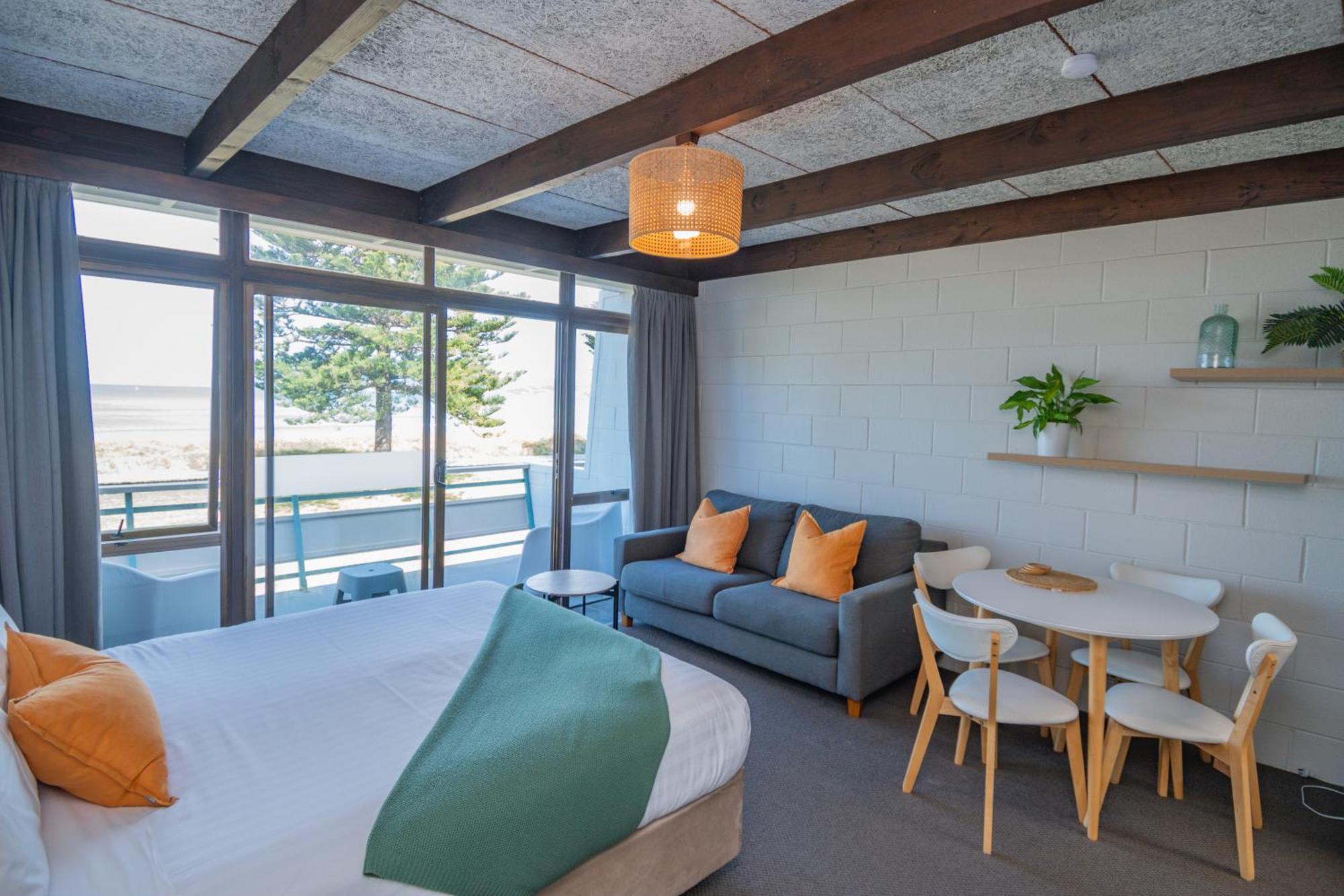 Whispering Sands Beachfront Motel Гизбърн Екстериор снимка