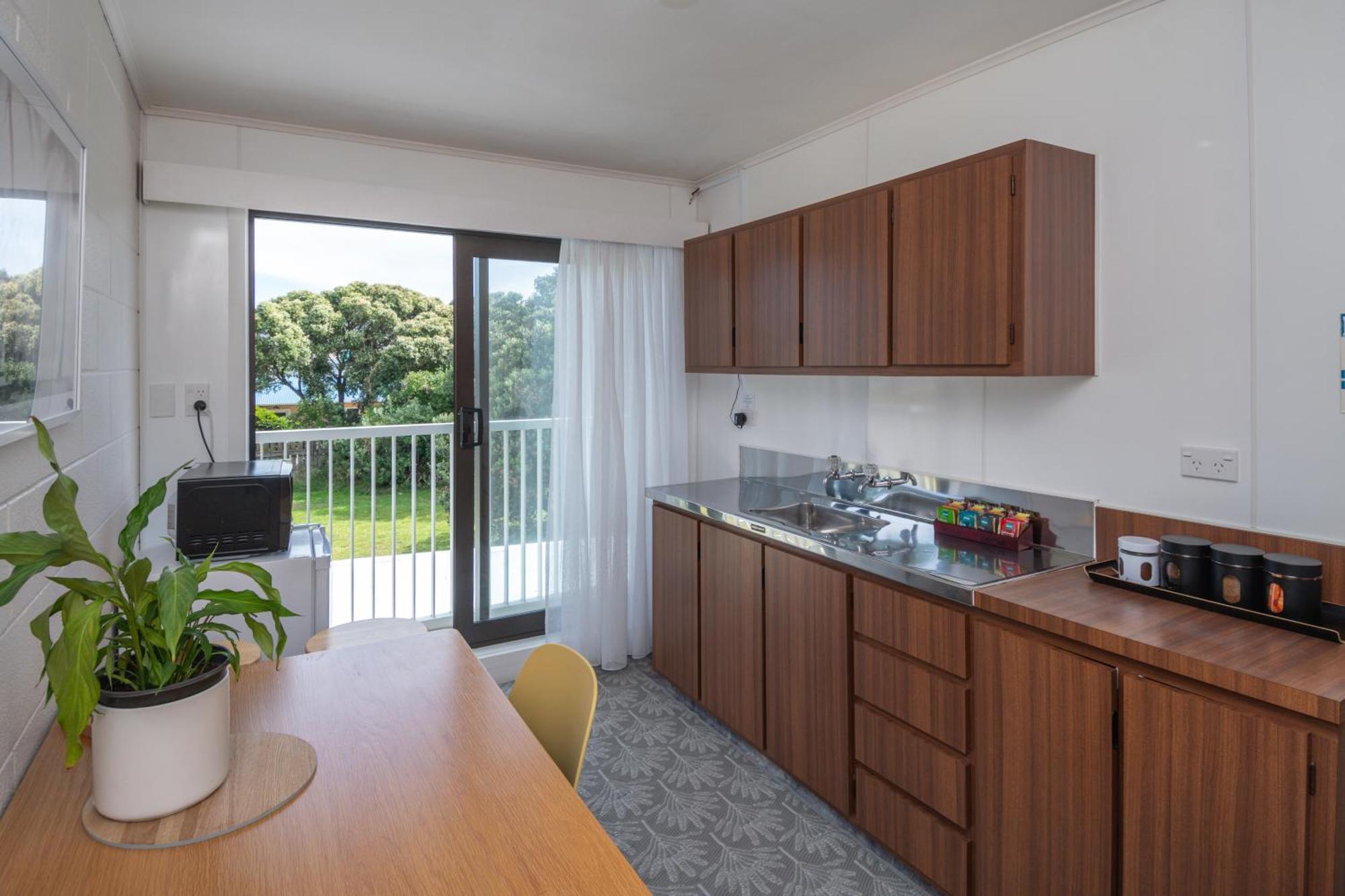 Whispering Sands Beachfront Motel Гизбърн Екстериор снимка