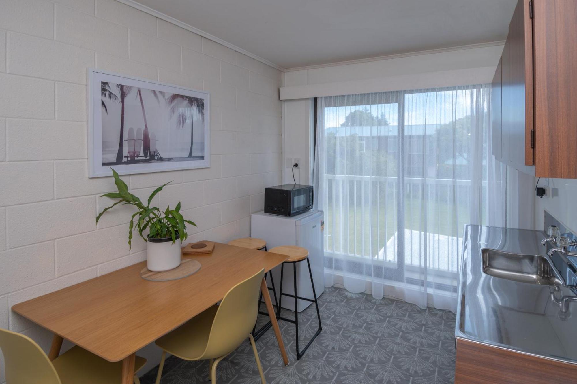 Whispering Sands Beachfront Motel Гизбърн Екстериор снимка