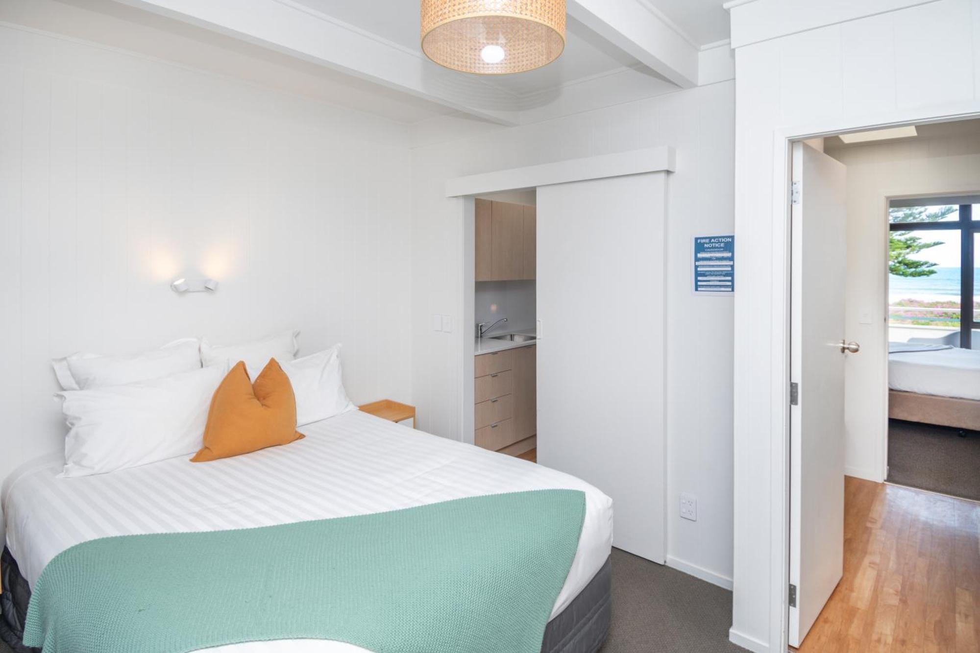 Whispering Sands Beachfront Motel Гизбърн Екстериор снимка