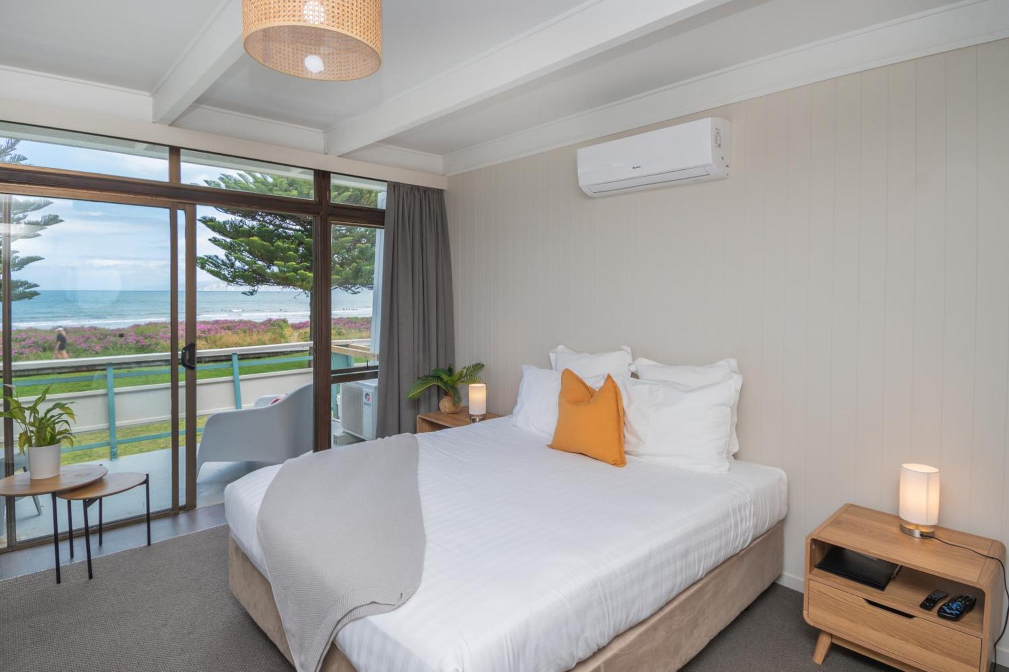 Whispering Sands Beachfront Motel Гизбърн Екстериор снимка