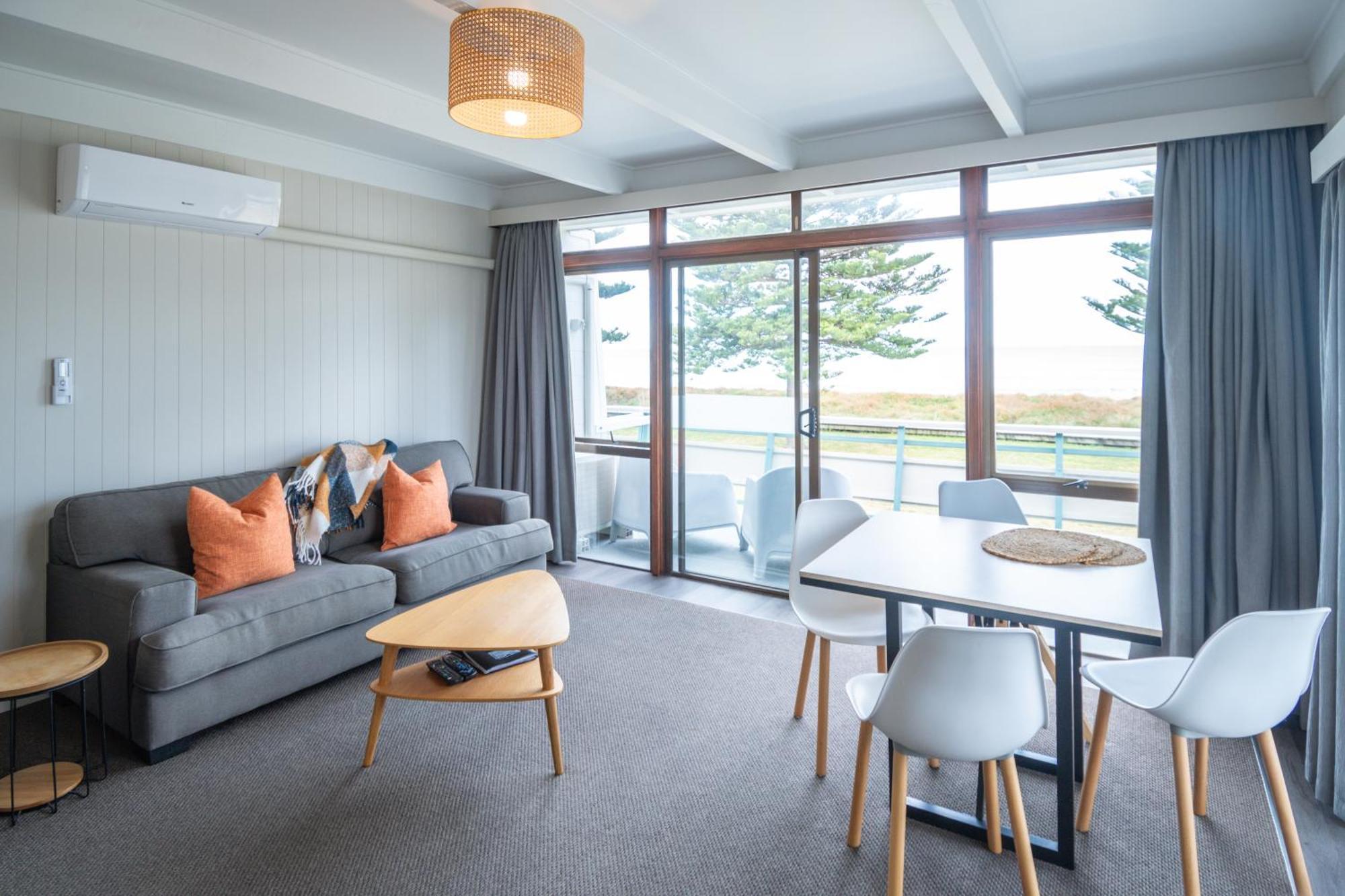 Whispering Sands Beachfront Motel Гизбърн Екстериор снимка