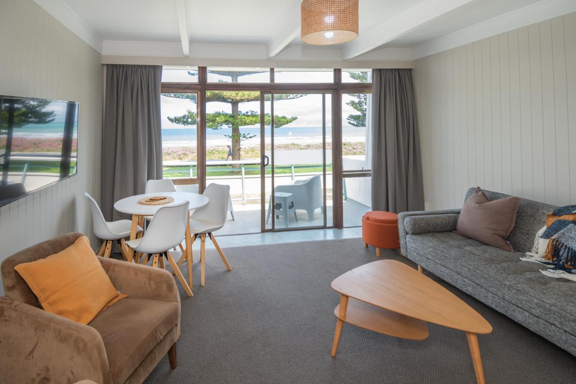 Whispering Sands Beachfront Motel Гизбърн Екстериор снимка