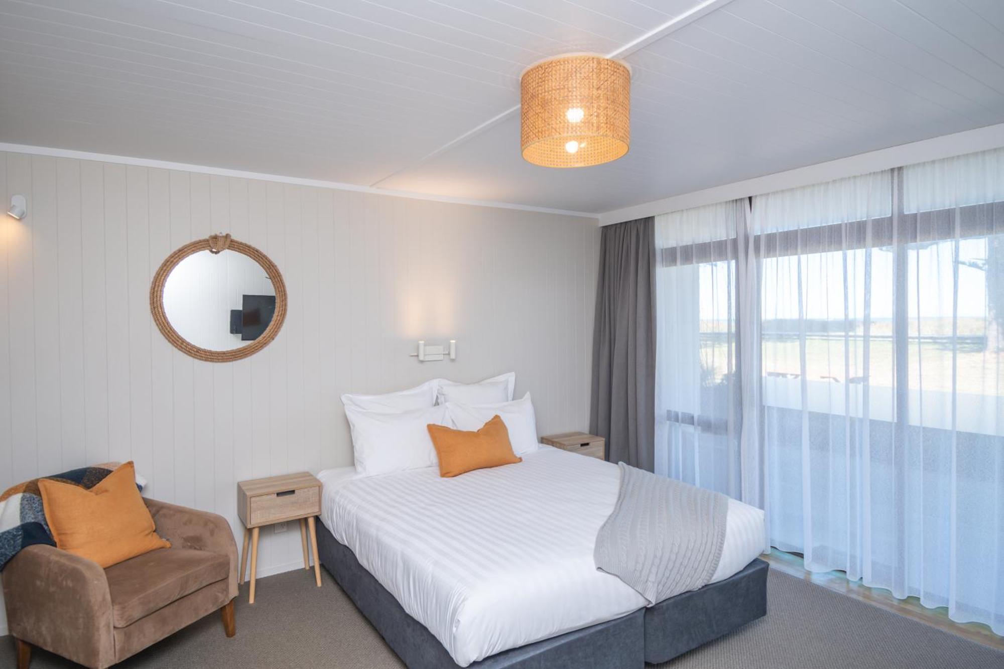Whispering Sands Beachfront Motel Гизбърн Екстериор снимка