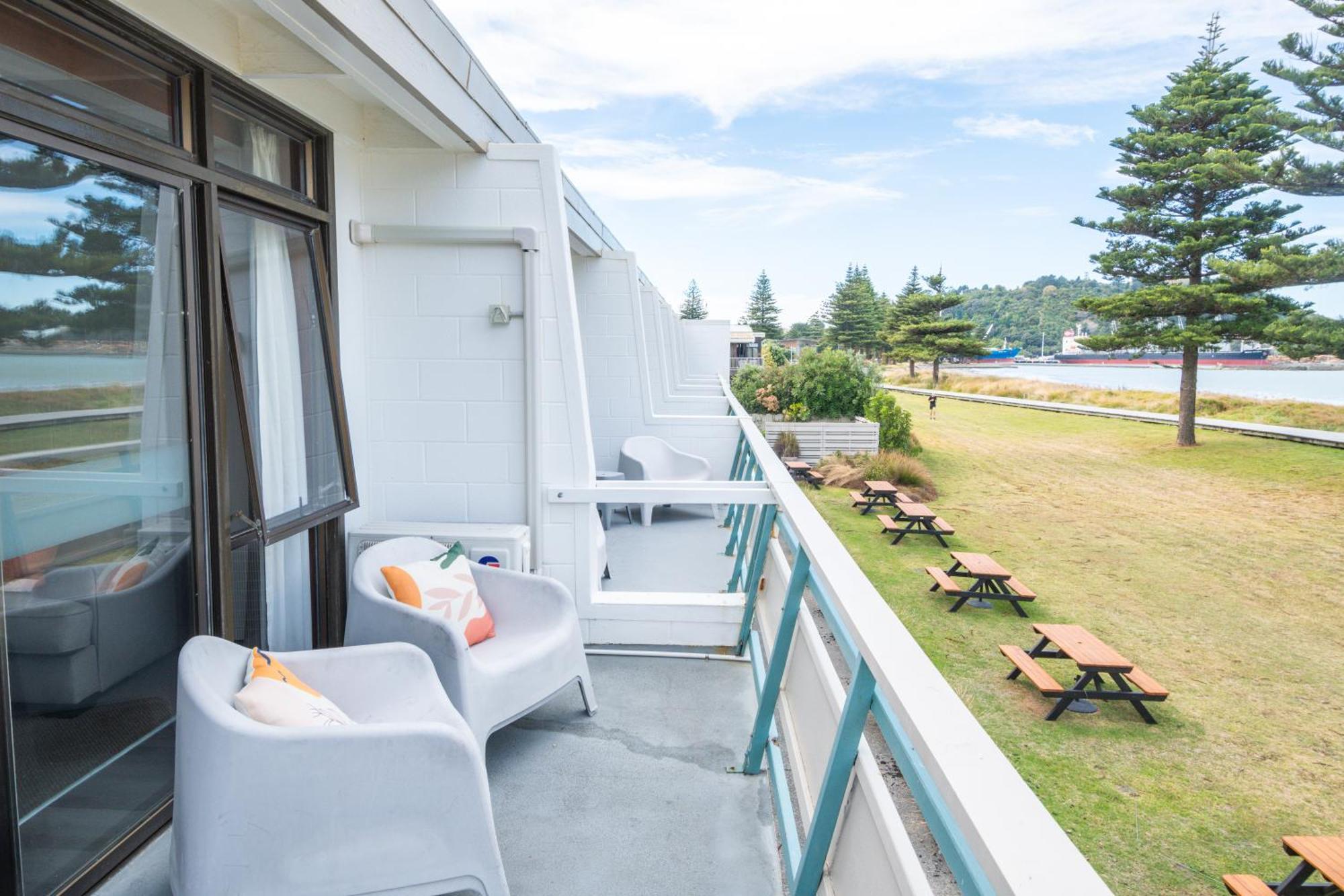 Whispering Sands Beachfront Motel Гизбърн Екстериор снимка