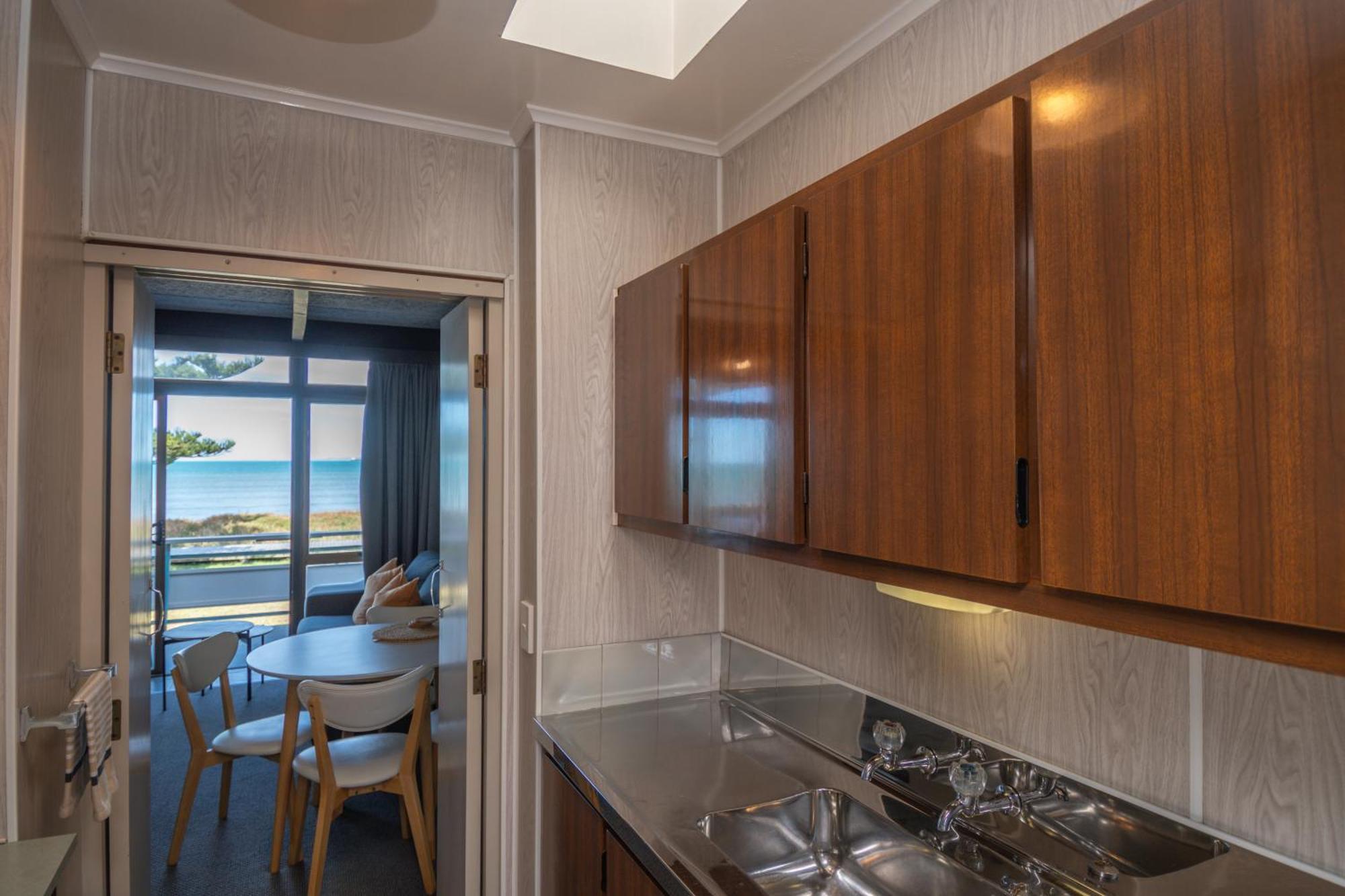 Whispering Sands Beachfront Motel Гизбърн Екстериор снимка