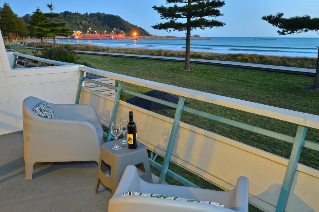 Whispering Sands Beachfront Motel Гизбърн Екстериор снимка
