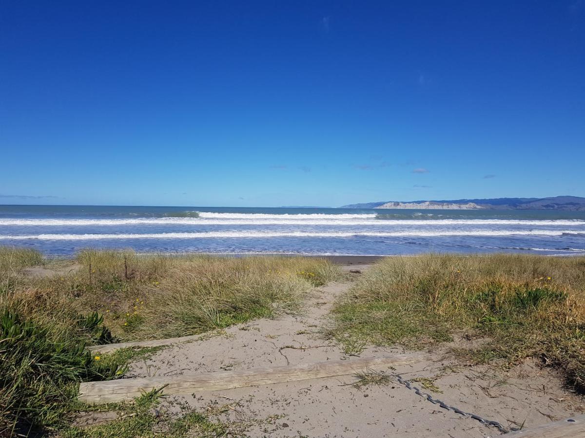 Whispering Sands Beachfront Motel Гизбърн Екстериор снимка